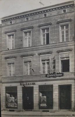Foto: Archiv Stadt- und Regionalmuseum | Das Haus Großer Markt 10 um 1920 mit der Werbung fürs Central-Theater.