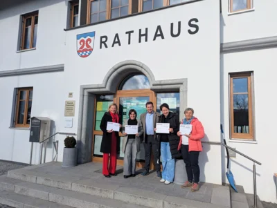 Foto: Bürgermeister Andreas Eckl (Mitte) überreichte symbolische Schecks an Grundschulrektorin Katrin Hartl (v.l.), Sabine Achatz von der Mittagsbetreuung und die beiden gemeindlichen Kindergartenleiterinnen, Sonja Meier und Monika Kraus Foto zur Meldung: Spende für Kinder statt Wahlwerbung