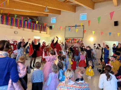 Ausgelassene Stimmung beim Kinderfasching (Bild vergr&ouml;&szlig;ern)