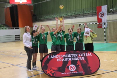 B-Juniorinnen des 1. FV Eintracht Wandlitz setzen sich die Hallenkrone auf