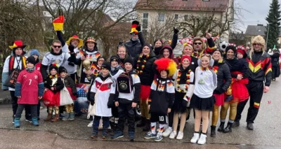 Trotz des teilweise nasskalten Wetters war die Stimmung der an den beiden Faschingsumzügen der Gemeinde teilnehmenden Jugendspieler des FCR ungebrochen (Bildnachweis: AR) (Bild vergr&ouml;&szlig;ern)