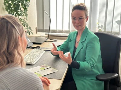 Frau Koppelt, Koordinierungsstelle Vormundschaften/Pflegschaften, informiert und berät interessierte Bürgerinnen und Bürger und begleitet Vormünder und Mündel auf ihrem gemeinsamen Weg. (Bild: Landkreis OSL/Nora Bielitz) (Bild vergr&ouml;&szlig;ern)
