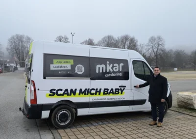 Bürgermeister Fichtner begrüßt, dass der Kleinbus des Carsharing-Anbieters mikar für drei Monate an der Schöllwiese steht: „ … damit bleiben wir flexibel und bedarfsorientiert in unserem Mobilitätskonzept für Mainburg“ (Bild vergr&ouml;&szlig;ern)