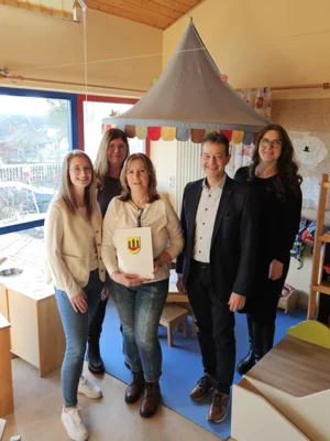 Leiterin Lisa Kitterle, Stellvertreterin Tanja Bechtold, Jubilarin Silvia Eller, Bürgermeister Markus Bäckel und Sachbearbeiterin Rebekka Flach gratulieren zum 25-jährigen Dienstjubiläum. (v.l.n.r.) (Bild vergr&ouml;&szlig;ern)