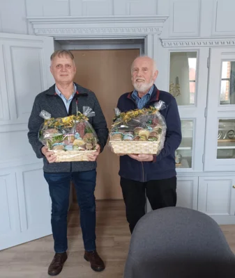 Foto: (Foto: Amt Föhr-Amrum) Foto zur Meldung: Das Amt Föhr-Amrum sagt „Danke“: Verabschiedung der Schiedsmänner Dieter Paape und Magnus Pedersen