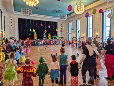 Buntes Treiben herrschte am Dienstag beim Kinderfasching im Jubiläumsjahr der Stadt Pritzwalk. Foto: Stadt Pritzwalk (Bild vergr&ouml;&szlig;ern)