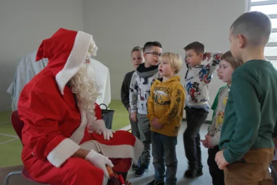 Der Weihnachtsmann im Hort (Bild vergr&ouml;&szlig;ern)