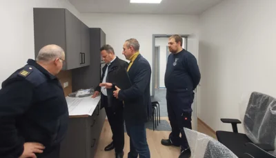 Insgesamt zehn topmoderne Arbeitsplätze entstehen im Feuerwehrzentrum in der E.-C.-Baumannstraße 3. Gemeinsam mit Stadtbrandinspektor und Kommandant der Freiwilligen Feuerwehr Heinrich Poperl (links), Jens Kühnel von der städtischen Hochbauabteilung (Zweiter von rechts) und hauptamtlichem Gerätewart Kjell Bleyl (rechts) verschaffte sich Oberbürgermeister Ingo Lehmann einen Überblick über die Bauarbeiten vor Ort. Rund 350.000 Euro hat die Stadt Kulmbach hier investiert, um die personelle Präsenz der Kameradinnen und Kameraden nachhaltig zu stärken (Bildquelle: Stadt Kulmbach). (Bild vergr&ouml;&szlig;ern)