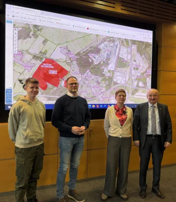 Foto: Landkreis TF, Nils Ladwig, dualer Student Immobilienbewertung und BWL, Andy Merten, Sachgebietsleiter Vermessung, Anett Thätner, Amtsleiterin Kataster- und Vermessungsamt und Siegmund Trebschuh, Leiter des Dezernat III (v.l.n.r.) (Bild vergr&ouml;&szlig;ern)