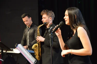 Sängerin Petra Luft sorgt gemeinsam mit Alexander Girsch (I), Leiter der Kreismusikschule, für musikalische Höhepunkte I Foto: Martin Ferch (Bild vergr&ouml;&szlig;ern)