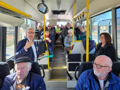Der Seniorenbeirat der Stadt Pritzwalk bereitet auch für das Jubiläumsjahr 2026 eine Bustour mit dem Bürgermeister – hier eine Aufnahme bei der Tour im vergangenen Jahr - durch die Ortsteile vor. Foto: Stadt Pritzwalk (Bild vergr&ouml;&szlig;ern)
