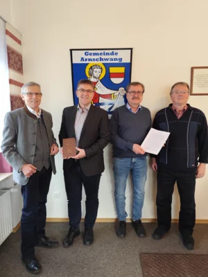 von links: Karl-Wolfgang Brunner (BV-Ehrenmitglied), 1. Bürgermeister Michael Multerer, Archivar Alois Heitzer, Hans Ederer (1. BV-Schriftführer)