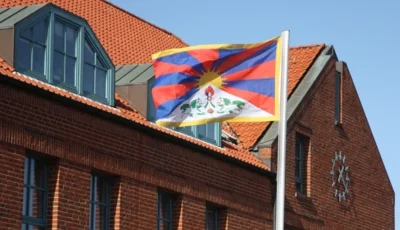 Die Flagge Tibets wird von der tibetischen Exilregierung verwendet. Ihre Ursprünge liegen in Tibet selbst. (Foto: Stadt Wyk)