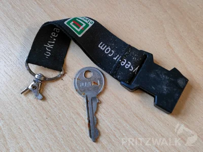 Dieser Schlüssel und ein weiterer liegen im Pritzwalker Fundbüro zur Abholung bereit. Foto: Stadt Pritzwalk (Bild vergr&ouml;&szlig;ern)