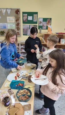 Gesundes Frühstück der Klasse 2a – ein leckerer Start in den Tag (Bild vergr&ouml;&szlig;ern)