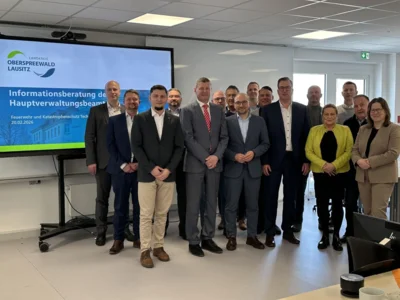 Foto: Gruppenbild der gemeinsamen Beratung mit dem Landrat. Im Bild als Fünfter von rechts der Calauer Bürgermeister Marco Babenz. Foto: Landkreis OSL / Werner Foto zur Meldung: Landrat im Austausch mit Bürgermeistern und Amtsdirektoren