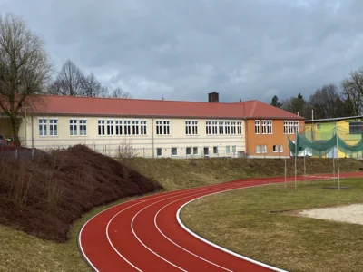 Das Dach der Städtischen Sing- und Musikschule erhält eine PV-Anlage, die ab Mai das Freibad mit Sonnenstrom versorgt. (Bild vergr&ouml;&szlig;ern)