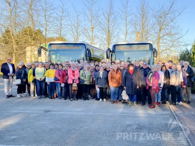 Ein großer Erfolg war die erste Busfahrt durch die Ortsteile, die mit dem Erinnerungsfoto in Falkenhagen endete. Foto: Stadt Pritzwalk (Bild vergr&ouml;&szlig;ern)