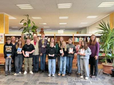 Emil Vogt (mit Pokal) ist der beste Vorleser im Landkreis Prignitz. Er gewann den Kreiswettbewerb in der Stadtbibliothek Pritzwalk. Foto: Stadt Pritzwalk (Bild vergr&ouml;&szlig;ern)