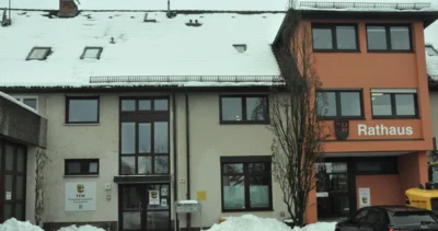 Das Rathaus von Puschendorf erhielt gerade einen neuen Anstrich, weil die Sparkasse das Gebäude komplett geräumt hat. Wer wird im Mai ins Bürgermeisterzimmer (oben links mit weißem Fensterrahmen) einziehen? Amtsinhaberin Hütten oder Herausforderer Alexander Dörr?