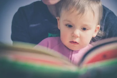 In der Krabbelgruppe „Kleine Lesewölfe“ der Stadtbibliothek Pritzwalk treffen sich jeden Monat Familien mit Kindern bis zu drei Jahren, um Kontakte zu knüpfen und die Bibliothek kennenzulernen. Foto: Prostooleh/Freepik (Bild vergr&ouml;&szlig;ern)
