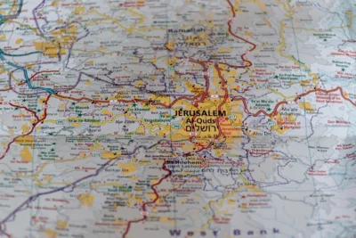 Foto: https://pixabay.com/de/photos/jerusalem-israel-j%c3%bcdisch-juden-5079658/ Foto zur Meldung: 09.03.26: Kamingespräch - Die Geschichte des Israel-Palästina-Konfliktes