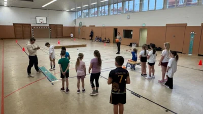 Einen Übungsparcours mit mehreren Disziplinen durchliefen die Drittklässler der Grundschule Jarmen in der großen Sporthalle. (Foto: Dana Röthemeier)