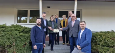 v.l. B. Diener (Bauamt), A. Fischer (Amtsdirektor), H. Rothe (GV Lawitz), A Fronzeck (Kämmerin bis 2023), G. Schmädicke (Bürgermeisterin Laiwtz bis 2024, K. Jäckel (stellv. Bürgermeister Lawitz, A. Grund (Bürgermeister Lawitz), H. Grund (Bauamt) (Bild vergr&ouml;&szlig;ern)
