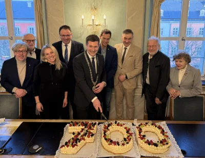Erster Bürgermeister Nicolas Lahovnik (Bildmitte) beim Anschneiden der Torte anlässlich des 700-jährigen Stadtjubiläums gemeinsam mit Kulturbürgermeister Alexander Fuchs, Zweiten Bürgermeister Manfred Söllner, Generationenbürgermeisterin Carolin Kammerer, Staatssekretär Martin Schöffel, Dr. Adrian Roßner, Landrat Peter Berek, Ehrenbürger Dr. Peter Seißer und Ehrenringträgerin Johanne Arzberger.