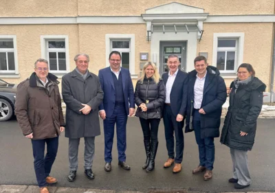 (v.l.n.r.): Marco Krasser, Geschäftsführer der SWW Wunsiedel GmbH, Prof. Dr.-Ing. Dieter Brüggemann, Geschäftsführer des UBT Future Energy Lab Wunsiedel, Martin Schöffel, MdL, Bayerischer Staatssekretär für Finanzen und Heimat, Dr. Silke Launert, MdB, Parlamentarische Staatssekretärin im Bundesministerium für Forschung, Technologie und Raumfahrt, Peter Berek, Landrat des Landkreises Wunsiedel i. F., und Nicolas Lahovnik, Erster Bürgermeister der Stadt Wunsiedel und Dr.-Ing. Theresa Weith, Teamleitung des UBT Future Energy Lab Wunsiedel beim Besuch im Future Energy Lab Wunsiedel.