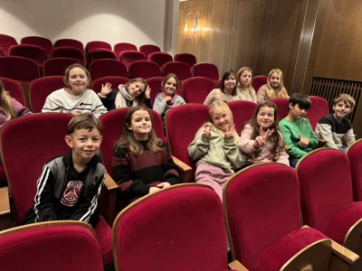 Eine Gans, die das Herz berührt - Die Hans-Nadler-Grundschule auf Theaterfahrt