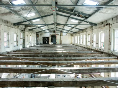 Das Obergeschoss im südlichen Teil der ehemaligen Tuchfabrik wurde im Zuge des Umbaus komplett entkernt. Foto: Stadt Pritzwalk (Bild vergr&ouml;&szlig;ern)