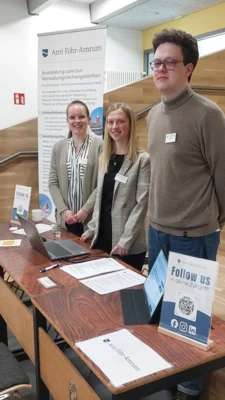 Foto: Wissen, wovon sie reden: Malin Hemsen, Anni Christiansen und Thorben Luley (v.l.) (Foto: AmtFA Andreas Hansen) Foto zur Meldung: Amt Föhr-Amrum erfreute sich über viel positive Resonanz am 9. Tag des Berufes an der Eilun Feer Skuul