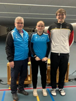 v.l.n.r. Landestrainer Ralf Schumann, NK2 Finja Schlünz, NK1 Tjark Buchwald