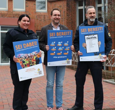 Simone Kampner (Sachgebiet Brand- und Katastrophenschutz), Marko Wolter (Fachdienst Kommunikation) und Michael Skala (Sachgebiet Brand- und Katastrophenschutz) präsentieren die Plakatmotive der Kampagnen "Sei bereit!" und "Sei dabei!".