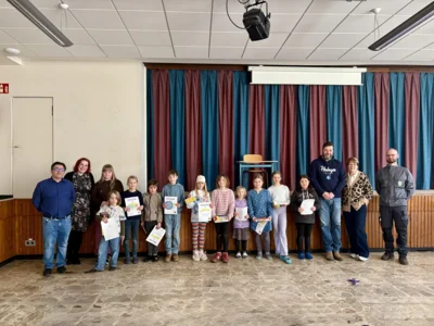 Alle Vorleserinnen und Vorleser, die Jury und Schulleiter Rose