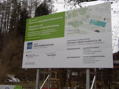 Bauschild. Seit Herbst 2025 wird an der Sanierung des Waldfreibades gearbeitet (Bild vergr&ouml;&szlig;ern)