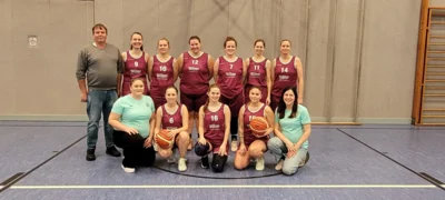 Die Basketballerinnen mit ihrem neuen Trainer Frank Hochmuth. (Bild vergr&ouml;&szlig;ern)