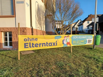 Zu Fuß zur Schule (Bild vergr&ouml;&szlig;ern)