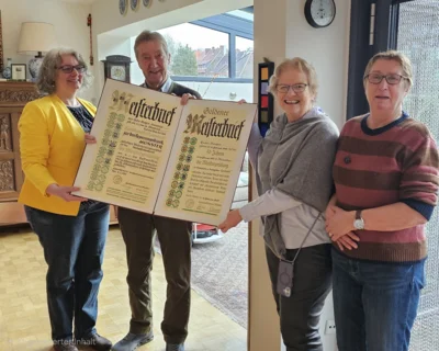 Übergabe des Goldenen Meisterbriefes (v. l.) Geschäftsführerin Melanie Lohmann, Dieter Menßen, Ehrenobermeisterin Adelheid Micke, Sylvia Menßen (Bild vergr&ouml;&szlig;ern)
