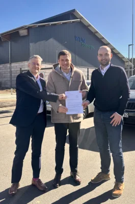 Erster Bürgermeister Nicolas Lahovnik (Mitte) freut sich gemeinsam mit den Geschäftsführern der GVW GmbH Marco Krasser (links) und Christoph Niedermeier über den Start des Wärmenetzausbaus.