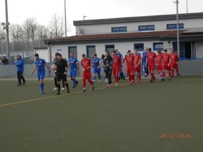 FC Seenland Warin (rot) auf Kunstrasen beim SV Plate. (Bild vergr&ouml;&szlig;ern)
