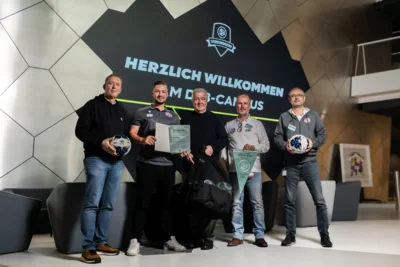 Die Urkundenübergabe am DFB-Campus in Frankfurt