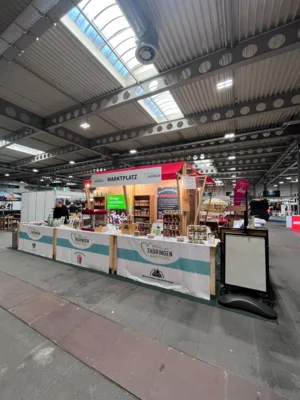 Thüringer Marktplatz kurz vor Beginn der Messe (Bild vergr&ouml;&szlig;ern)