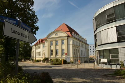 Foto: Die Sprechstunde des Petitionsausschusses findet im Landratsamt Senftenberg, Standort Dubinaweg, statt. Foto: Landkreis OSL / Sarah Werner Foto zur Meldung: Sprechstunde des Petitionsausschusses in Senftenberg
