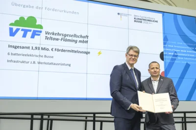 Bundesverkehrsminister Patrick Schnieder und Stefan Schwarz, Bereichsleiter Technik und Instandhaltung der VTF mbH (v.l.n.r.) Bildautor: frank schroth | fotografie (Bild vergr&ouml;&szlig;ern)