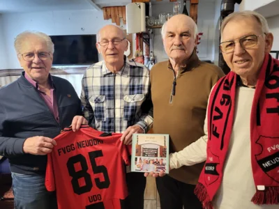 85.Geburtstag des Ehrenvorsitzenden der SG Motor Wilsdruff, Udo Gnannt (2. v. links) (Bild vergr&ouml;&szlig;ern)