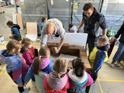 „Mal nicht nur so tun als ob“ – Kinder der Kita Regenbogenland zu Besuch beim Ofenbauer