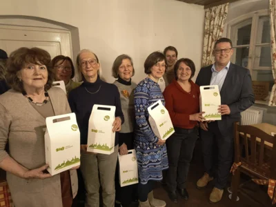 Mitglieder der Fairtrade-Steuerungsgruppe um Elisabeth Krojer wurden bei ihrer monatlichen Besprechung von Bürgermeister Fichtner mit den neuen Geschenktaschen nach dem Motto „fair+regional=genial“ überrascht. (Bild vergr&ouml;&szlig;ern)