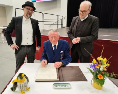 Erhard Winkler im Goldenen Buch der Stadt Falkensee verewigt